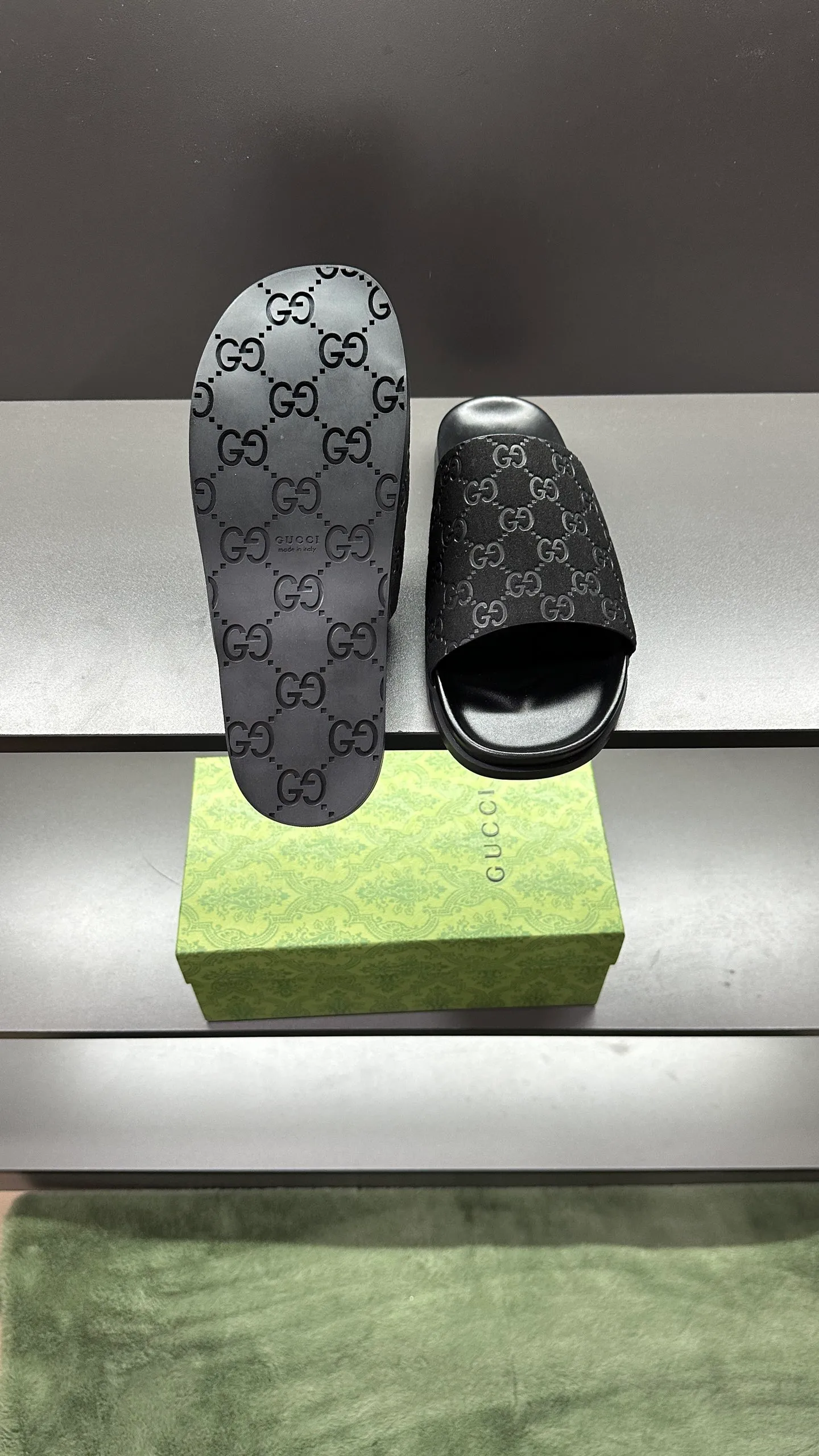 [G Home New Style] P: 300💰Men's size 39~45, (46. Customized) This slipper is made of GG polyester fiber and is decorated with a Gucci label on the front, which adds a striking logo feel to the style. "Gucci Made in Italy" stamped label Rubber sole Flat Made in Italy